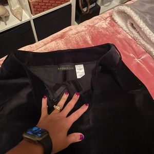 Attention mini velvet black skirt.